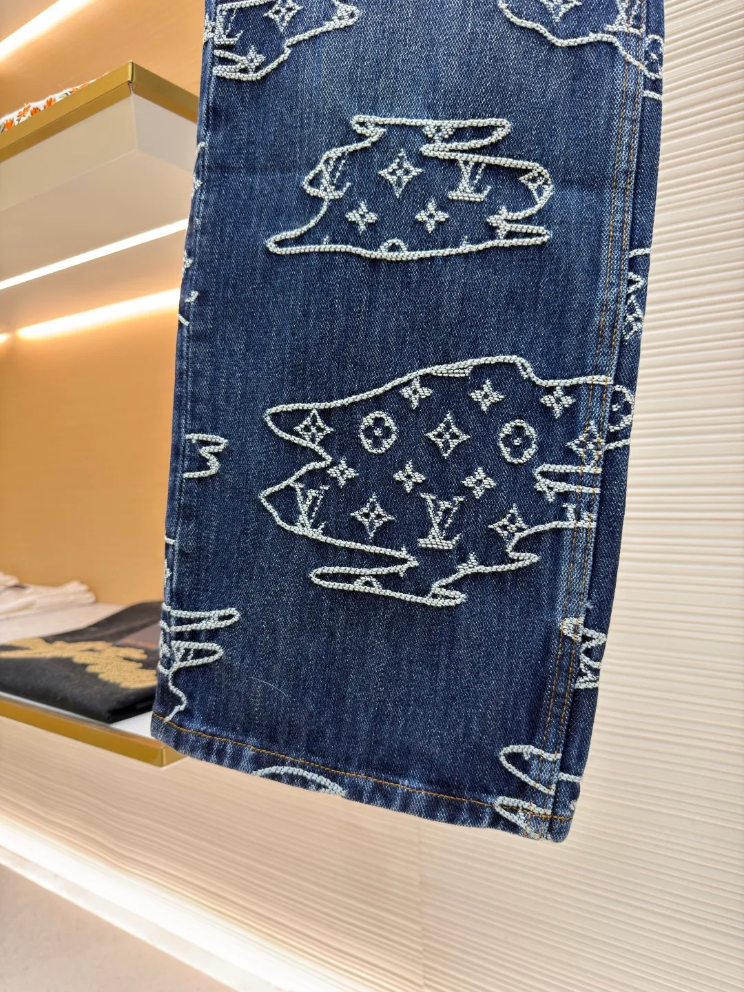 LOUIS VUITTON cloud jacquard patchwork jeans ●Original version: purchased and developed in 16013 ●Item number: 1681963-B40 ●Fabric: denim fabric ●Technology: jacquard production ●Color: blue ●Version: fitted version ●Weight: about 925 grams ●Size: S-M-L-XL ●Description: Made of 100% indigo washed denim, the Monogram logo is woven into the moire pattern through jacquard technology, giving it a retro and aged texture. The trousers are made of multiple pieces of fabric using hand-stitching techniques, and the edges of the cloud-like shape are reinforced with pearlescent rivets. It not only retains the five-pocket structure of work jeans, but also embellishes the back waist details with a nubuck Mini Damier label. The front is closed with pearl-textured buttons and zippers, and the fully lined design improves wearing comfort. The whole piece is sewn in an Italian workshop, combining retro aesthetics with luxurious craftsmanship details. The overall wiring is straight and delicate, the fabric is comfortable and soft, and the color is consistent without color difference. It can be matched with the same style to create a fashionable look and control various occasions. Customized accessories, complete with three standards, same style for men and women!